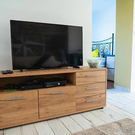 Apartment Friends - Csaladoknak Es Barati Tarsasagoknak
