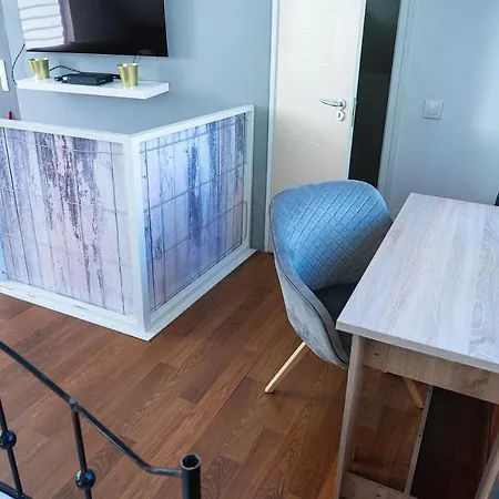 Apartment Friends - Csaladoknak Es Barati Tarsasagoknak *