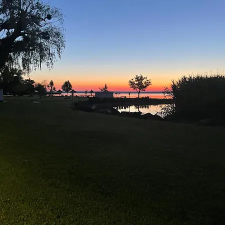 Friends - Csaladoknak Es Barati Tarsasagoknak * Balatonbereny